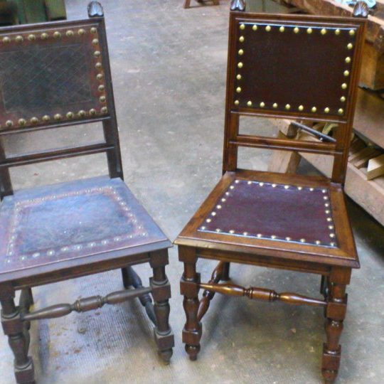 Sillas de estilo castellano, típicas del mobiliario español del siglo XVII-XVIII.