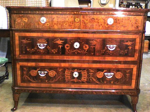 Còmoda estil neoclàssic (segle XVIII).Després