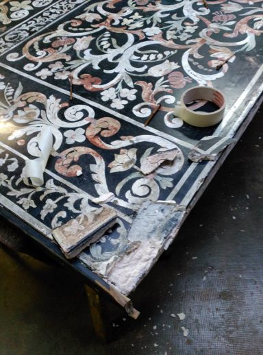 Taula amb marqueteria en pedra dura – Estil Barroc italià (s. XVII - XVIII) .Abans