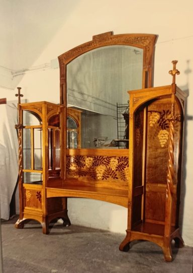 Moble rebedor modernista amb mirall