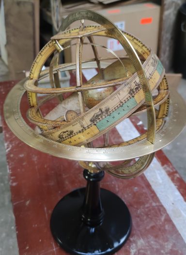 Esfera armil·lar o astrolabi esfèric decoratiu (s. XIX - principis del XX).Després