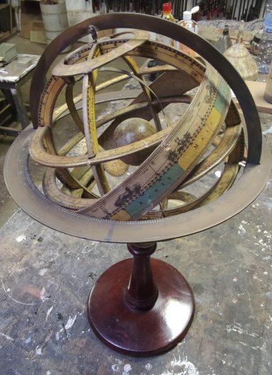 Esfera armil·lar o astrolabi esfèric decoratiu (s. XIX - principis del XX).Abans