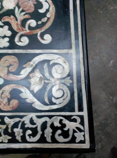 Taula amb marqueteria en pedra dura – Estil Barroc italià (s. XVII - XVIII).Després